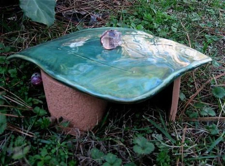 Stoneware Leaf Toad House - Image 3